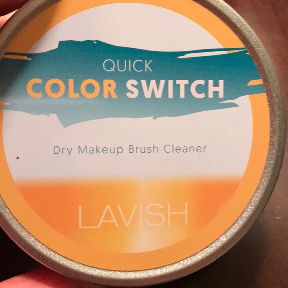 Lavish Dry Makeup Brush Cleaner